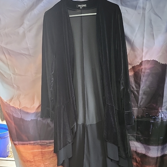Elegant Black Velvet Coat New - Picture 1 of 4